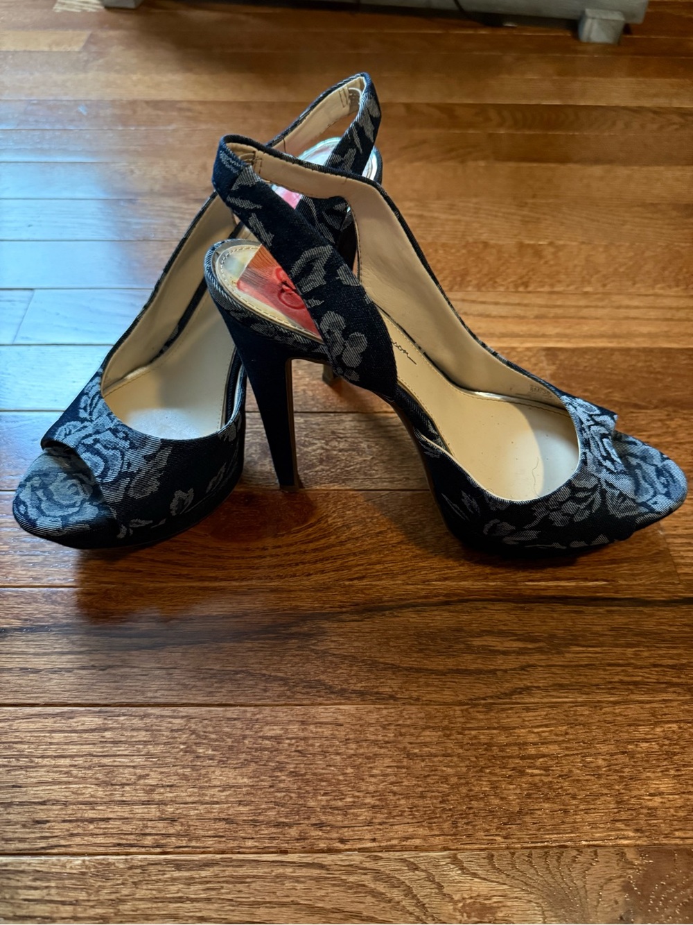 Slingback Peep-Toe High Heels in blue Floral jacquard/denim look.